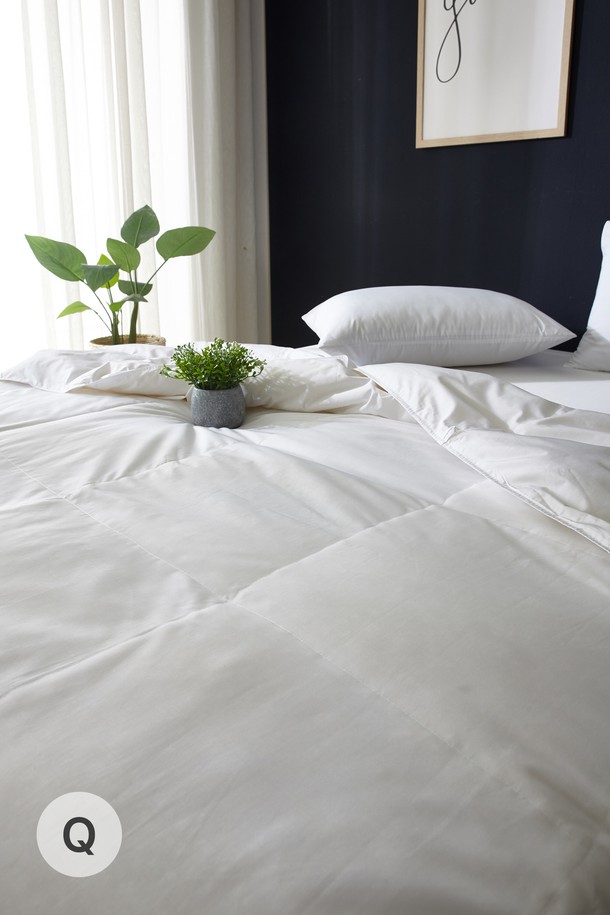 폴란드 썸머구스 충전재와 60수면 커버로 제작된 호텔식 침구 세트입니다. 얇고 부드러운 면 소재에 흡습, 통기, 보온 기능이 있어 여름에도 쾌적하게 사용할 수 있습니다. 그레이 색상의 퀸 사이즈로, 이불솜, 이불커버, 베개커버가 포함되어 있으며, 12개 타이 고정장치, 3D 퀼팅 구조 등 고급스러운 디테일을 자랑합니다.
