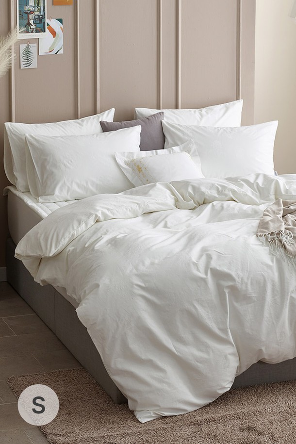 폴란드 썸머구스+페이즐 화이트 60수 이불커버세트 S는 60수 고밀도 면 원단으로 제작되어 부드러운 촉감을 자랑하며, 흡습, 통기, 보온 기능이 뛰어나 봄, 여름, 가을에 쾌적하게 사용할 수 있습니다. 화이트 컬러 바탕에 페이즐리 패턴이 돋보이며, 이불커버, 베개커버로 구성되어 있습니다. 12개의 이불 고정끈, 지퍼 여밈, 호텔식 봉투형 베개커버, 3D 퀼팅 구조, 인치당 14바늘 스티치 등의 특징을 갖추고 있습니다.
