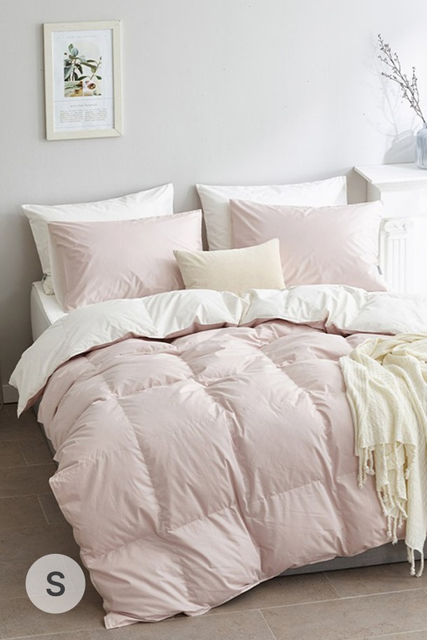 구스온 아이비 순면 구스 차렵이불세트는 S 사이즈의 사계절용 침구 세트입니다. 아이보리 또는 핑크 색상의 무지 패턴으로, 순면 소재와 구스다운 충전재를 사용하여 보온성을 높였습니다. 이불과 베개커버로 구성되어 있으며, 차렵이불 형태로 제작되어 간편하게 사용할 수 있습니다.
