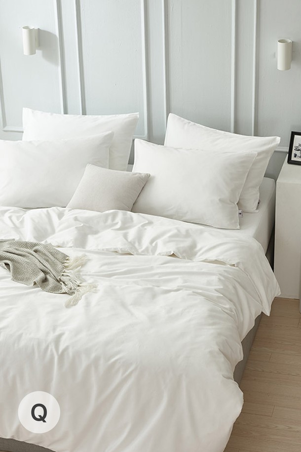 구스온 초경량 폴란드 간절기 호텔 구스이불 풀세트 Q는 침실 및 호텔에서 사용하기 좋은 퀸 사이즈의 이불 및 베개 세트입니다. 화이트 색상의 무지 패턴으로, 주요 소재는 구스다운이며 폴란드산 구스를 사용하여 보온성과 초경량의 기능성을 제공합니다. 간절기에 적합하며 호텔식 침구를 경험할 수 있습니다.
