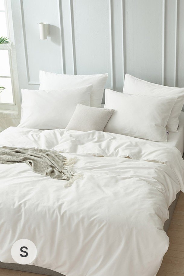 구스온 초경량 폴란드 썸머 구스이불 풀세트 S는 여름철 쾌적한 수면을 위한 화이트 컬러의 얇은 구스다운 이불, 베개 세트입니다. 폴란드산 구스다운을 사용하여 가벼우면서도 보온성을 갖추었으며, 무지 패턴으로 디자인되었습니다. S사이즈의 초경량 이불로, 포근하고 시원한 여름밤을 선사합니다.
