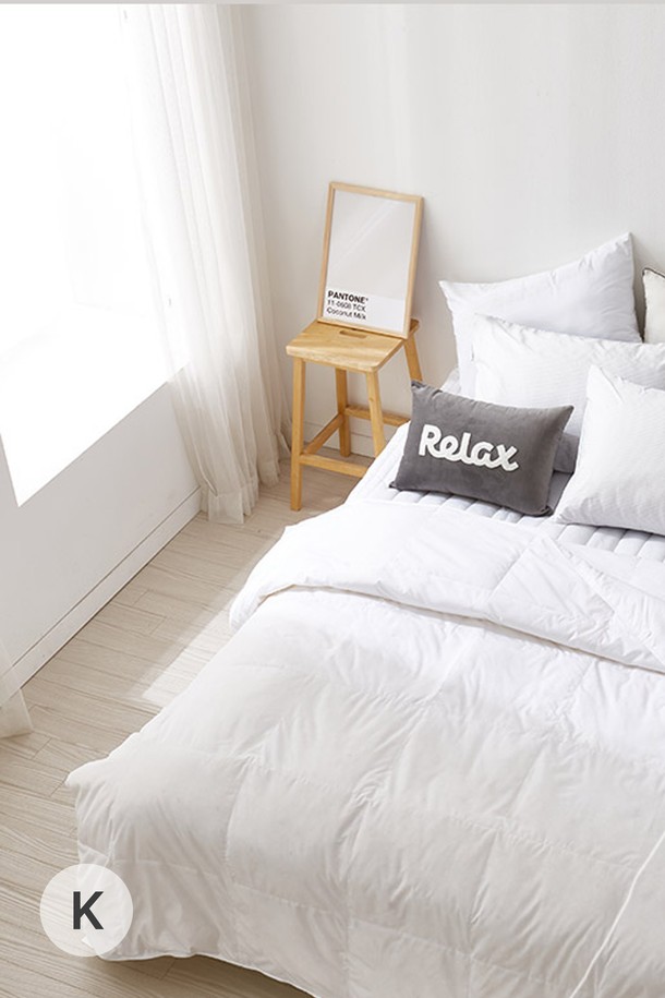 화이트 색상의 듀라론 쿨링 여름 냉감패드와 폴란드 썸머구스이불 세트는 K 사이즈 침대에 적합하며, 폴리에스터와 구스다운 소재로 제작되어 여름철 쾌적한 침실 환경을 제공합니다. 구스다운 70%와 구스페더 30%의 비율, 350g의 충전량으로 이루어진 이 이불 세트는 냉감, 통기성, 온도 조절, 수분 조절 기능을 갖추고 있으며, 고밀도 경량 원단과 3D 퀼팅 구조로 제작되어 포근함과 쾌적함을 동시에 느낄 수 있습니다. 12개의 이불 고정 고리, 메쉬 분리막, 호텔식 디자인이 적용되었으며, 드라이클리닝을 권장합니다.
