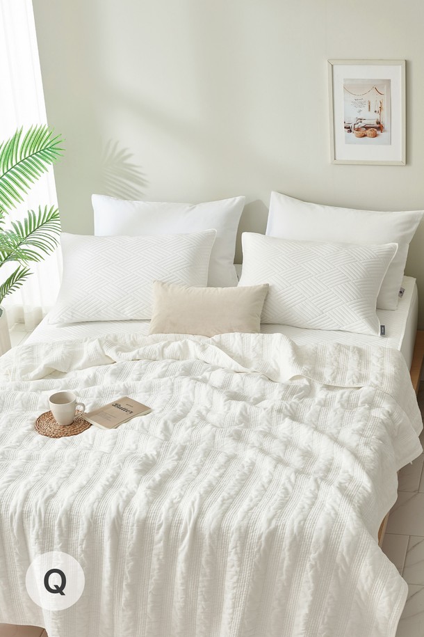 화이트 컬러의 데일리 아사면 누빔 여름이불 Q는 60수 유기농 순면과 4온스 솜을 사용하여 제작되었으며, 부드러운 촉감과 통기성이 뛰어납니다. 피그먼트 워싱 가공과 견고한 누빔 봉제로 제작되었고 시어버터 성분 섬유유연제 처리로 더욱 부드러우며 사용할수록 부드러워지는 특징이 있습니다. 얇은 두께의 이 제품은 쾌적한 수면을 제공하며 민감한 피부도 안심하고 사용할 수 있습니다.
