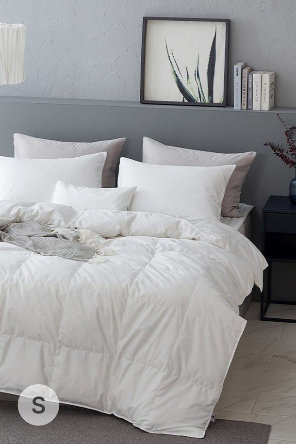 구스온 코지 60수면 사계절 구스 호텔 이불 S는 부드러운 60수 면 소재와 구스 충전재로 제작되어 포근하고 쾌적한 잠자리를 제공합니다. 심플하고 모던한 디자인으로 어떤 침실에도 잘 어울리며, 사계절 내내 사용할 수 있어 실용적입니다. 무지 스타일로 깔끔함을 더했으며, 호텔 침구와 같은 고급스러운 분위기를 연출합니다. 보관 가방이 함께 제공되어 보관 및 이동이 용이합니다.
