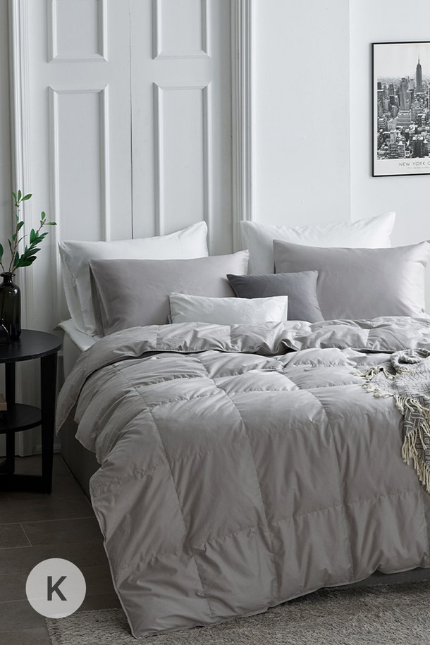 구스온 코지 60수면 사계절 구스 호텔 이불 K는 부드러운 60수 면 소재로 제작되어 포근한 사용감을 선사합니다. 화이트그레이 컬러의 미니멀한 디자인은 어떤 침실에도 잘 어울리며, 사계절 내내 사용할 수 있어 실용적입니다. 구스 솜털 90%와 깃털 10%의 충전재는 우수한 보온성을 제공하여 편안한 수면 환경을 만들어줍니다. 무지 패턴으로 깔끔함을 더한 구스 이불은 호텔 침구 스타일을 연출하며, 숙면을 취할 수 있도록 도와줍니다.
