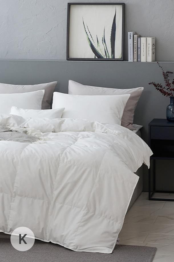 구스온 코지 60수면 사계절 구스 호텔 이불 K는 포근하고 아늑한 잠자리를 선사합니다. 부드러운 60수 면 소재와 고급 구스 충전재의 조화로 사계절 내내 쾌적하게 사용할 수 있습니다. 호텔 스타일의 무지 디자인은 깔끔하고 세련된 침실 분위기를 연출합니다. 화이트그레이 컬러는 어떤 인테리어에도 잘 어울리며 편안한 휴식을 돕습니다. 구스온 코지 이불로 호텔 침구와 같은 편안함을 집에서 경험해 보세요.
