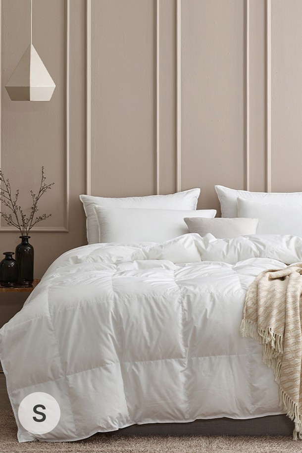 구스온 폴란드 구스80 간절기 이불+구스베개 호텔침구 세트 S는 부드러운 마이크로화이버와 면 소재로 제작되어 포근한 사용감을 선사합니다. 봄, 가을 간절기에 적합하며, 80% 구스 충전재로 우수한 보온성을 제공합니다. 무지 디자인과 호텔식 스타일로 깔끔하고 세련된 침실 분위기를 연출할 수 있습니다. 안락한 잠자리를 위한 이불과 구스베개가 세트로 구성되어 실용적입니다.
