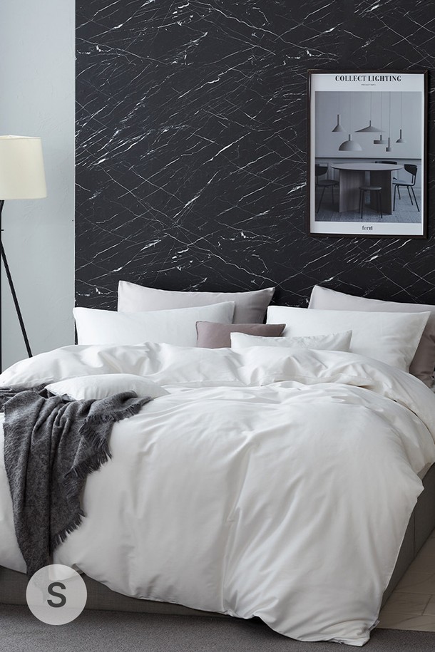 구스온 폴란드 구스80 사계절 호텔 이불+60수 면 커버세트 K는 부드러운 촉감의 60수 면 원단과 구스다운 80% 충전재를 사용하여 제작되었습니다. 사계절 내내 사용 가능하며, 보온, 통기성, 습도 조절 기능으로 쾌적한 잠자리를 제공합니다. 무지 스타일의 그레이 컬러 이불과 커버는 베이직하면서도 호텔식 디자인으로 고급스러운 침실 분위기를 연출합니다. 이불, 이불커버, 베개커버로 구성된 세트는 12개의 이불 고정 끈, 입체 봉제, 지퍼 방식, 호텔식 자루형 베개커버, 8회 워싱 처리, 7단계 다운 가공 등의 특징을 가지고 있습니다.
