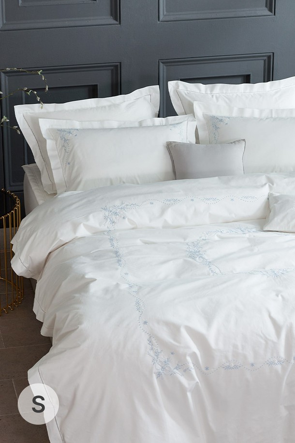 구스온 코지 사계절 구스 호텔 이불은 웨딩, 혼수, 이사를 준비하는 고객을 위한 프리미엄 침구 세트입니다. 부드러운 촉감과 보온성을 제공하는 구스다운 소재로 제작되어 사계절 내내 포근하게 사용할 수 있습니다. 호텔식 스타일과 손자수 디테일이 돋보이며, 화이트 컬러가 고급스러운 분위기를 연출합니다. 싱글(S) 사이즈, 6종 풀세트 구성으로 실용성과 만족도를 높였습니다.
