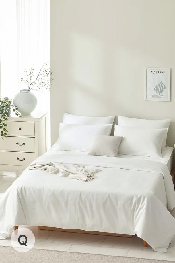 "구스온 듀라론 쿨링 냉감패드+폴란드 구스 70 여름 호텔 이불세트 Q"는 시원하고 쾌적한 여름밤을 위한 침구 세트입니다. 부드러운 촉감의 듀라론 쿨링 냉감패드와 폴란드산 구스다운 70%를 함유한 이불로 구성되어 있습니다. 얇은 두께감으로 제작되어 여름철에도 답답함 없이 사용할 수 있으며, 무지 화이트 컬러로 깔끔하고 세련된 느낌을 선사합니다. 호텔식 디자인으로 고급스러운 분위기를 연출하여 편안한 수면 환경을 제공합니다. 퀸(Q) 사이즈로 제작되어 넉넉하게 사용할 수 있습니다.
