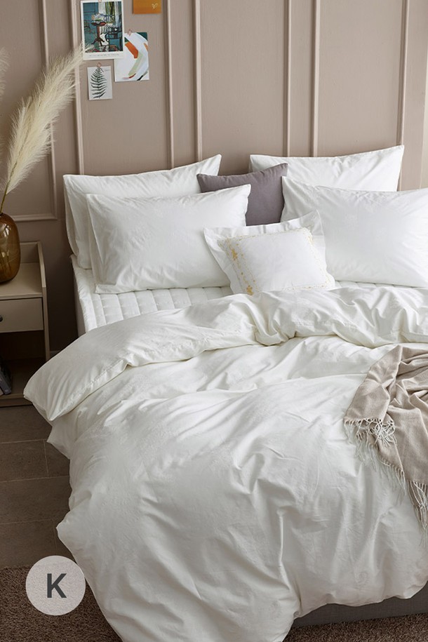 구스온 자가드 페이즐 사틴면 호텔 이불커버 K는 부드러운 촉감의 사틴면 소재와 고급스러운 페이즐리 자가드 패턴이 특징입니다. 은은한 광택이 감도는 화이트 색상으로, 침실에 호텔식 모던 스타일을 연출합니다. 사계절 내내 사용할 수 있는 실용적인 제품으로, 편안하고 아늑한 잠자리를 선사합니다. K 사이즈로 출시되어 넉넉한 사이즈를 자랑합니다. 호텔 침구 특유의 고급스러움을 집에서도 경험해 보세요.
