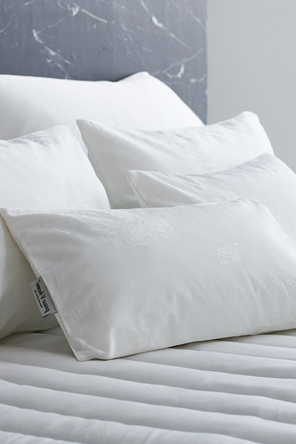 구스온 자가드 페이즐 사틴 면 호텔 키즈/목베개 커버 (30X50)는 부드러운 촉감의 사틴 면 소재로 제작되었습니다. 화이트 색상에 페이즐리 자가드 무늬가 돋보이며, 호텔식 디자인으로 고급스러움을 더합니다. 30X50 사이즈로 키즈용 목베개에 적합하며, 침실 공간에 특별함을 선사합니다. 구스온에서 제작하여 품질 또한 우수합니다. 아이들의 편안한 잠자리를 위한 호텔식 베개 커버를 만나보세요.
