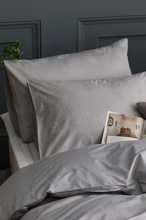 **구스온 자가드 페이즐 사틴면 자루형 호텔 베개커버 (50X70)**는 부드러운 촉감의 사틴면 소재에 페이즐리 자가드 패턴으로 디자인되어 고급스러운 분위기를 연출합니다. 화이트와 그레이 두 가지 색상으로 제공되며, 호텔식 스타일을 구현하여 침실의 품격을 높여줍니다. 50X70 사이즈의 자루형 베개커버로, 편안하고 안정적인 사용감을 선사합니다. 구스온만의 섬세한 디자인과 면 사틴 소재의 조화로 포근한 잠자리를 경험해 보세요.
