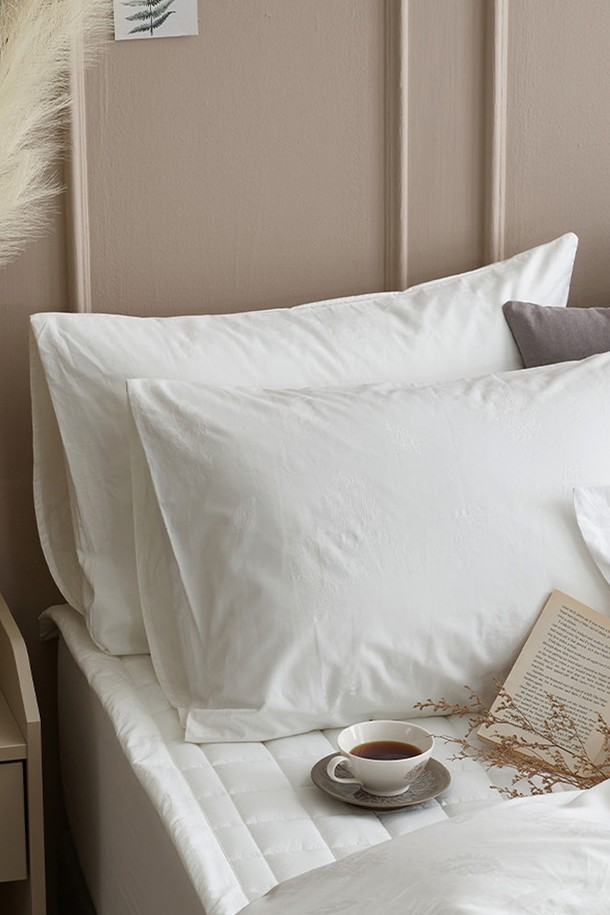 구스온 자가드 페이즐 사틴면 자루형 호텔 베개커버 (50X70)는 부드러운 촉감을 자랑하는 화이트 색상의 베개 커버입니다. 면과 사틴 소재를 사용하여 제작되었으며, 페이즐리 자가드 무늬가 고급스러운 침실 분위기를 연출합니다. 50X70 사이즈로 제작되었으며, 자루형 디자인으로 편리하게 사용 가능합니다. 호텔식 디자인으로 깔끔하고 세련된 침실 공간을 완성해보세요. 구스온만의 특별함을 느껴보세요.
