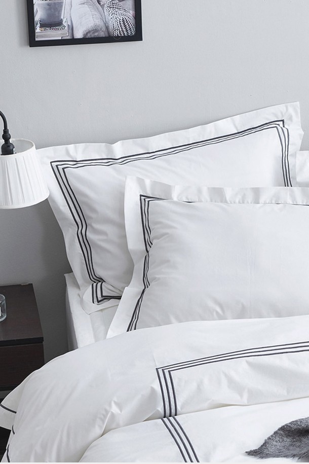 구스온 캐드미오 차콜 60수면 자루형 호텔 베개 커버 (50X70)는 부드러운 촉감의 60수 면 소재로 제작되어 편안한 수면 환경을 제공합니다. 모던하고 심플한 디자인의 차콜 색상 무지 베개 커버로, 침실에 세련된 분위기를 더합니다. 50X70 사이즈로 호텔 베개에 적합하며, 자루형 디자인으로 편리하게 사용할 수 있습니다. 구스온만의 품질로 제작되어 부드러운 촉감과 뛰어난 내구성을 자랑합니다. 단품으로 제공되어 원하는 수량만큼 구매 가능합니다.
