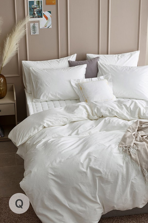 구스온 자가드 페이즐 사틴면 호텔 이불베개커버 세트 Q는 부드러운 촉감과 보온성을 갖춘 침구 세트입니다. 화이트 컬러의 고급스러운 사틴면 소재에 페이즐리 자가드 무늬가 더해져 호텔식 모던 스타일을 연출합니다. 퀸(Q) 사이즈로 제작되었으며, 이불커버와 베개커버로 구성되어 있습니다. 구스다운 충전재를 사용하여 포근함을 더했으며, 중간 두께로 사계절 내내 쾌적하게 사용할 수 있습니다. 세련된 디자인과 실용성을 모두 갖춘 침구 세트로, 편안한 잠자리를 완성해 보세요.
