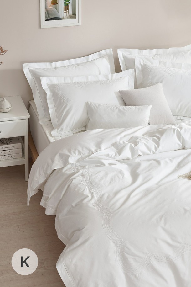 구스온 프리미엄 손자수 60수 면 호텔 이불 베개 커버 세트 K는 부드러운 촉감의 순백색 침구 세트입니다. 고급스러운 손자수 디테일이 돋보이며, 미니멀하고 클래식한 스타일을 연출합니다. 60수 면 소재로 제작되어 편안한 잠자리를 제공하며, 이불 커버와 베개 커버로 구성되어 있습니다. 호텔 침구에서 느껴지는 프리미엄함을 집에서도 경험할 수 있습니다. K 사이즈로 제작되어 넉넉한 사용감을 선사합니다.

