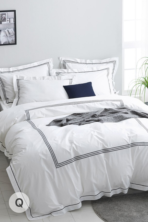 구스온 캐드미오차콜 60수면 호텔 이불베개커버 세트 Q는 부드러운 촉감의 60수 고밀도 면 소재로 제작되어 편안한 잠자리를 선사합니다. 차콜과 화이트 두 가지 색상으로 제공되며, 심플하면서도 세련된 보더 디테일이 돋보이는 모던, 미니멀 스타일의 침구세트입니다. 퀸(Q) 사이즈로 출시되어 넉넉한 사이즈를 자랑하며, 이불커버와 베개커버로 구성되어 있습니다. 호텔식 디자인으로 고급스러움을 더하여 일상 공간에 특별함을 더해 보세요.
