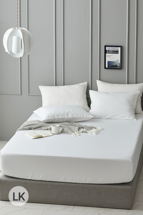 구스온 클래식 호텔 매트리스커버/침대커버 LK는 부드러운 면 소재로 제작되어 포근한 촉감을 선사합니다. 화이트와 그레이 두 가지 색상으로 제공되며, 무지 디자인으로 어떤 침실에도 잘 어울립니다. 두꺼운 두께감으로 보온성을 높여 겨울철에도 따뜻하게 사용할 수 있습니다. 호텔식 디자인으로 고급스러운 침실 분위기를 연출하며, LK 사이즈로 제작되어 넓은 침대에 적합합니다. 일상생활에서 편안하게 사용할 수 있는 실용적인 매트리스 커버입니다.

