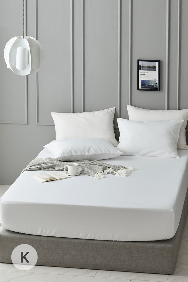 구스온 클래식 호텔 매트리스커버/침대커버 K는 포근하고 부드러운 촉감의 폴리에스테르 소재로 제작되어 사계절 내내 사용할 수 있습니다. 두꺼운 두께감으로 보온성을 높였으며, 무지 디자인과 화이트, 그레이 컬러로 어떤 침실에도 잘 어울립니다. 호텔식 스타일과 클래식한 디자인으로 고급스러운 침실 분위기를 연출할 수 있습니다. K 사이즈로 출시되어 넉넉한 사이즈의 침대에 적합합니다.
