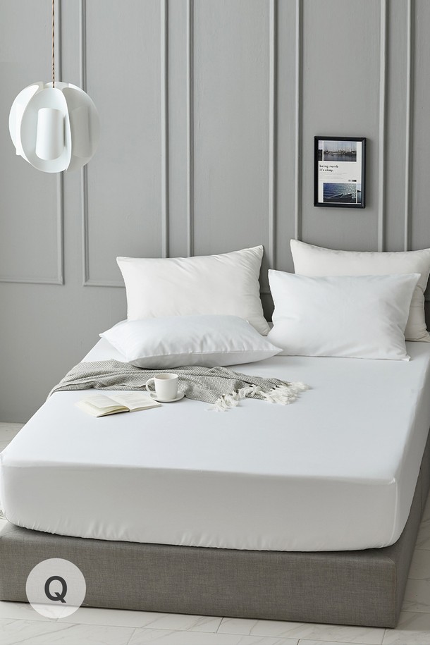 구스온 클래식 호텔 매트리스커버/침대커버 Q는 부드러운 면 소재로 제작되어 편안한 촉감을 선사합니다. 화이트와 그레이 두 가지 색상으로 제공되며, 무지 디자인으로 어떤 침실에도 잘 어울립니다. 보통 두께의 매트리스커버로, 침대를 깔끔하게 보호하고 호텔식 스타일을 연출합니다. 방수 기능을 갖춰 매트리스를 오염으로부터 안전하게 지켜줍니다. 클래식한 디자인으로 침실 분위기를 고급스럽게 만들어보세요.

