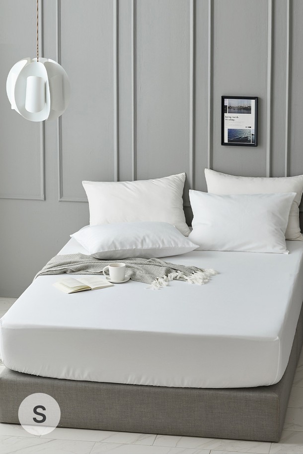 구스온 클래식 호텔 매트리스커버/침대커버 S는 침실 공간에 고급스러운 호텔 분위기를 선사합니다. 순백색의 무지 디자인은 어떤 침구와도 조화롭게 어울립니다. 매트리스를 보호하여 오랫동안 깨끗하게 사용할 수 있도록 돕습니다. 클래식한 스타일로 침실을 우아하게 연출해 보세요. 구스온 클래식 침대커버는 편안하고 쾌적한 수면 환경을 제공합니다.
