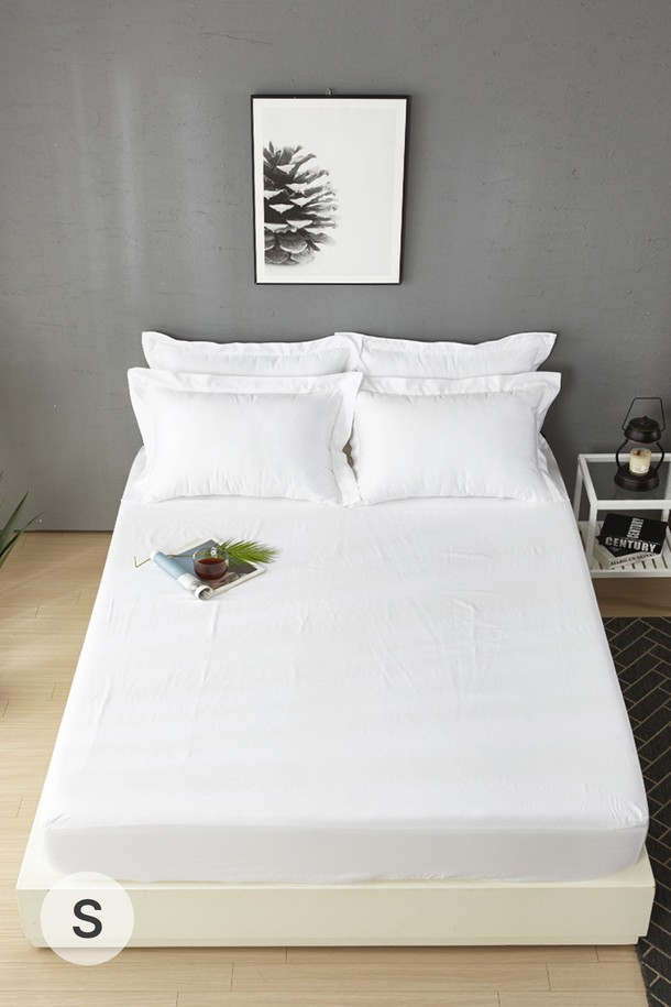 구스온 순면 100% 호텔 매트리스커버/침대커버 S는 순면 100% 소재로 제작되어 부드러운 촉감을 선사합니다. 화이트 컬러의 무지 디자인으로 어떤 침실에도 잘 어울리며, 호텔식 스타일을 연출합니다. 싱글(S) 사이즈로, 침실 또는 일상에서 편안하게 사용할 수 있습니다. 매트리스를 보호하고 쾌적한 잠자리를 제공하는 데 도움을 줍니다. 순면 소재는 통기성이 뛰어나 땀 흡수에도 효과적입니다.
