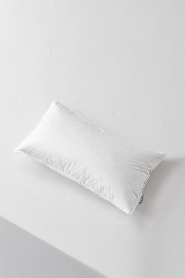 구스온 딥슬립 구스 호텔 작은베개/목베개/키즈베개 2+2는 호텔식 베개로, 포근하고 편안한 수면 환경을 제공합니다. 부드러운 구스 충전재를 사용하여 쾌적한 잠자리를 선사하며, 작은베개, 목베개, 키즈베개 3가지 사이즈로 구성되어 있습니다. 온 가족이 함께 사용할 수 있는 실용적인 2+2 세트 구성으로, 침실 분위기를 더욱 아늑하게 연출해 줍니다. 무지 디자인의 화이트 컬러로 어떤 침구에도 잘 어울립니다. 편안한 잠자리를 위한 수면 보조 기능을 제공합니다.
