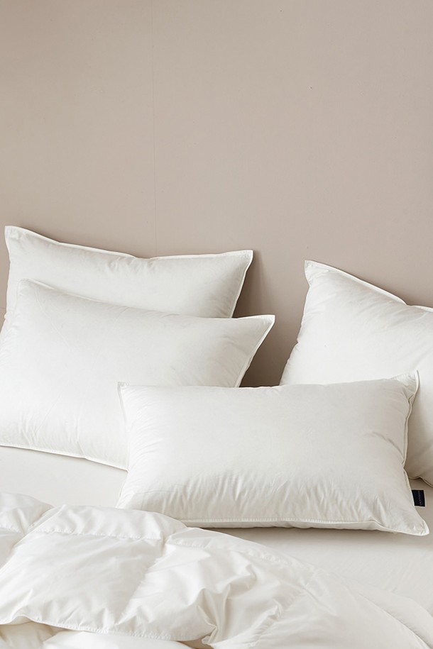 구스온 딥슬립 프리미엄 3중 구스 호텔 베개 2+2는 부드러운 촉감과 보온성을 제공하는 화이트 색상의 베개입니다. 3중 구조로 제작되어 편안한 수면 환경을 조성하며, 호텔식 디자인으로 고급스러운 분위기를 연출합니다. 프리미엄 구스 소재를 사용하여 푹신하고 포근한 사용감을 선사합니다. 2+2 구성으로 넉넉하게 사용하거나, 가족 또는 친구와 함께 사용할 수 있습니다. 두꺼운 두께감으로 든든하게 머리와 목을 받쳐주어 편안한 잠자리를 만들어줍니다.
