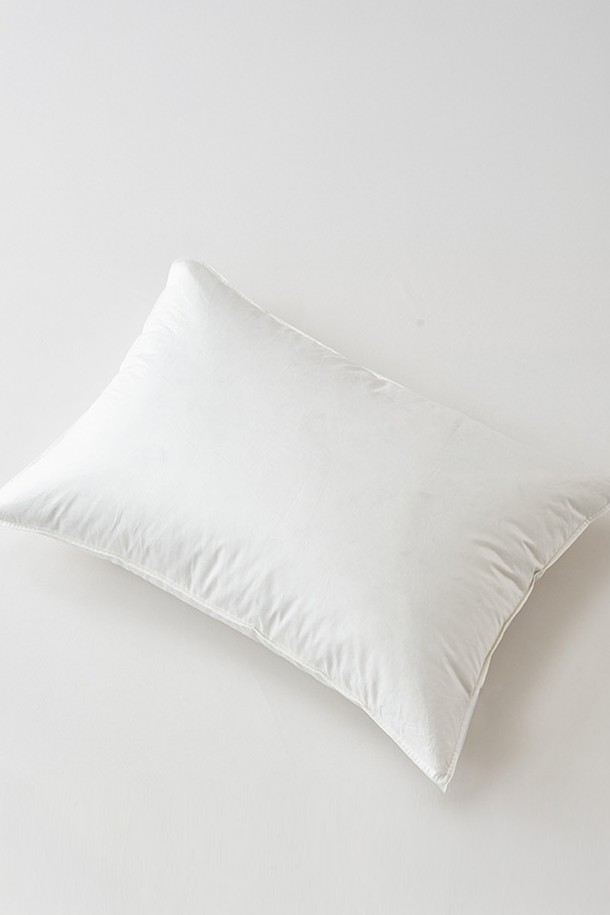 구스온 딥슬립 프리미엄 3중 구스 호텔 베개는 포근하고 푹신한 잠자리를 선사합니다. 부드러운 촉감의 화이트 색상 베개로, 3중 구조 설계로 제작되어 편안함을 더했습니다. 보온 기능을 갖춰 따뜻하게 사용할 수 있으며, 호텔 침구와 같은 고급스러운 디자인이 특징입니다. 일상생활에서 편안한 수면을 위한 최적의 선택입니다.
