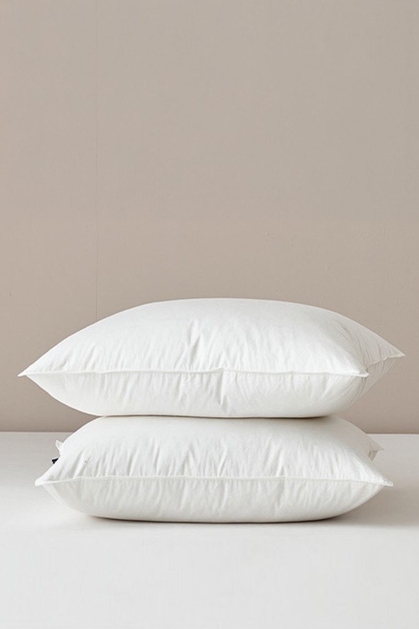 구스온 딥슬립 프리미엄 3중 구스 호텔 베개 1+1 세트는 부드러운 촉감과 두꺼운 두께로 포근한 숙면을 돕습니다. 프리미엄 구스와 호텔식 디자인이 특징이며, 침실에서 고급스러운 분위기를 연출합니다. 3중 구조로 제작되어 편안함을 극대화했으며, 1+1 구성으로 실용성을 더했습니다. 숙면을 위한 최적의 선택, 구스온 딥슬립 프리미엄 베개로 편안한 밤을 경험해 보세요.
