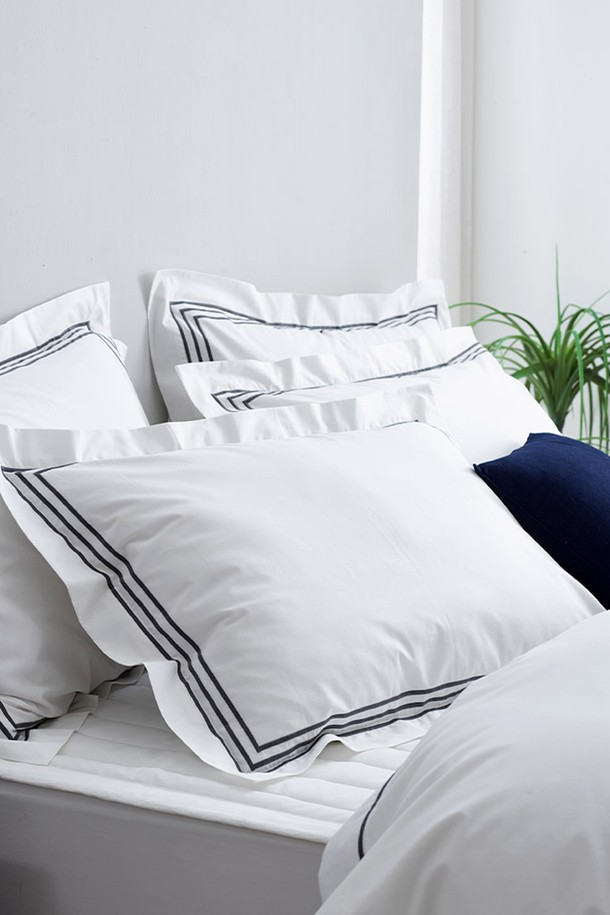 구스온 딥슬립 구스 호텔 베개 + 캐드미오차콜 호텔 베개커버 1세트입니다. 부드러운 구스다운 소재로 제작되어 편안한 숙면을 돕습니다. 화이트 베개와 차콜 색상의 스트라이프 패턴 베개커버가 세련된 침실 분위기를 연출합니다. 호텔 스타일 디자인으로 고급스러운 느낌을 선사하며, 침실 공간에 아늑함을 더합니다. 포근하고 쾌적한 잠자리를 위한 최적의 선택입니다.
