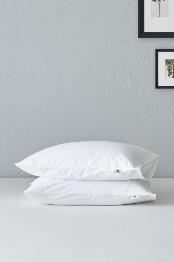 구스온 딥슬립 구스 호텔 베개 + 60수 면 호텔 베개커버 1SET는 호텔 침구의 안락함을 집에서도 경험할 수 있도록 디자인되었습니다. 부드러운 60수 면 소재의 베개커버는 은은한 광택과 뛰어난 촉감을 선사하며, 무지 디자인으로 모던한 침실 분위기를 연출합니다. 구스다운 충전재가 푹신하고 편안한 숙면을 돕고, 호텔용으로 제작되어 퀄리티를 보장합니다. 베개와 베개커버 세트로 구성되어 간편하게 침실을 호텔식 분위기로 바꿀 수 있습니다. 편안하고 깊은 잠을 위한 최적의 선택입니다.
