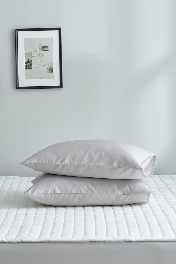 구스온 딥슬립 구스 호텔 베개 + 60수 면 호텔 베개커버 2SET는 포근하고 편안한 수면 환경을 제공합니다. 부드러운 촉감의 60수 면 소재 베개커버와 두꺼운 구스다운 충전재가 깊은 잠을 선사합니다. 호텔식 베개 스타일로 고급스러운 분위기를 연출하며, 무지 디자인의 화이트 색상으로 어떤 침구와도 잘 어울립니다. 총 2세트로 구성되어 실용적이며, 편안한 잠자리를 위한 완벽한 선택입니다.
