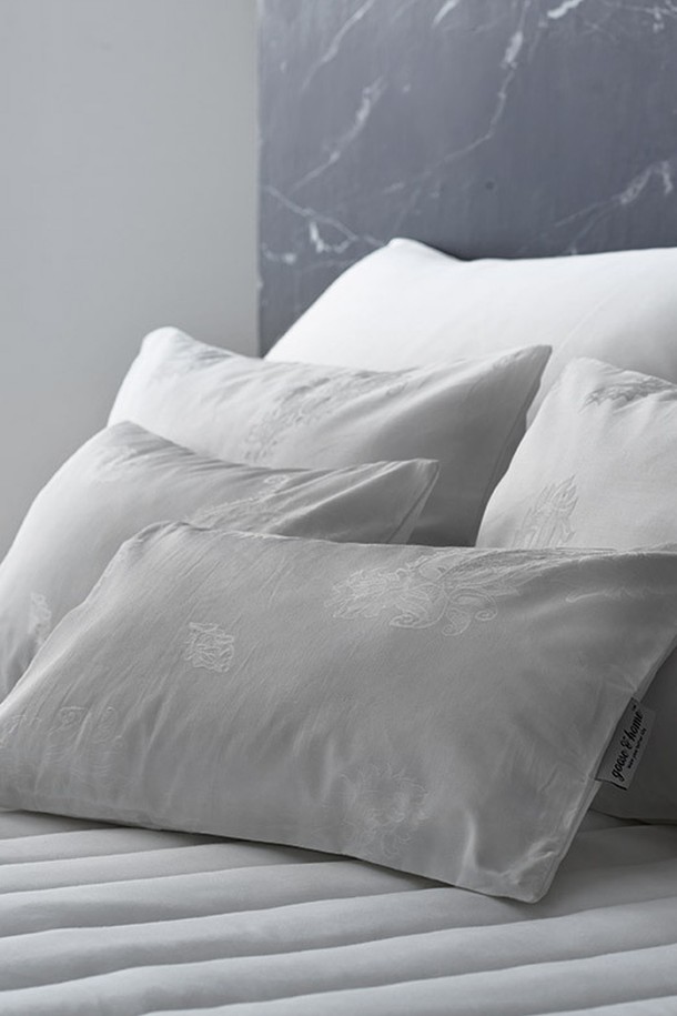 구스온 딥슬립 구스 호텔 목베개+자가드 페이즐 베개커버 1SET는 숙면을 위한 최적의 선택입니다. 부드러운 촉감의 구스 충전재와 자카드 원단 커버를 사용하여 편안함을 제공합니다. 호텔식 베개 디자인으로 침실 공간에 고급스러움을 더하며, 두꺼운 두께로 포근함을 선사합니다. 화이트와 그레이 색상으로 구성되어 있으며, 페이즐리 무늬가 돋보이는 디자인입니다. 일상에서 편안한 휴식을 취하고 싶은 분들께 추천합니다.
