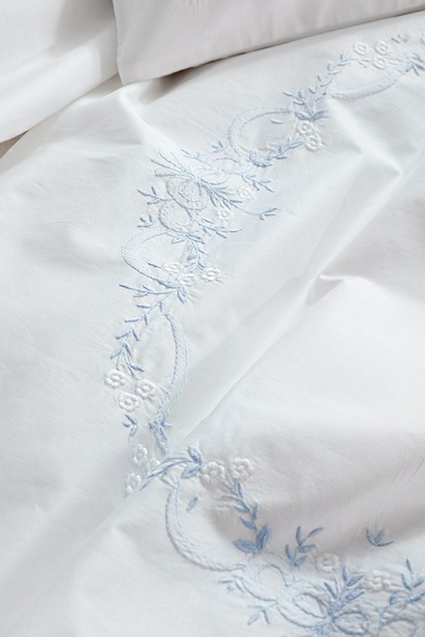 구스온 코지 사계절 구스 호텔 이불은 웨딩, 혼수, 이사를 준비하는 고객을 위한 프리미엄 침구 세트입니다. 부드러운 촉감과 보온성을 제공하는 구스다운 소재로 제작되어 사계절 내내 포근하게 사용할 수 있습니다. 호텔식 스타일과 손자수 디테일이 돋보이며, 화이트 컬러가 고급스러운 분위기를 연출합니다. 싱글(S) 사이즈, 6종 풀세트 구성으로 실용성과 만족도를 높였습니다.
