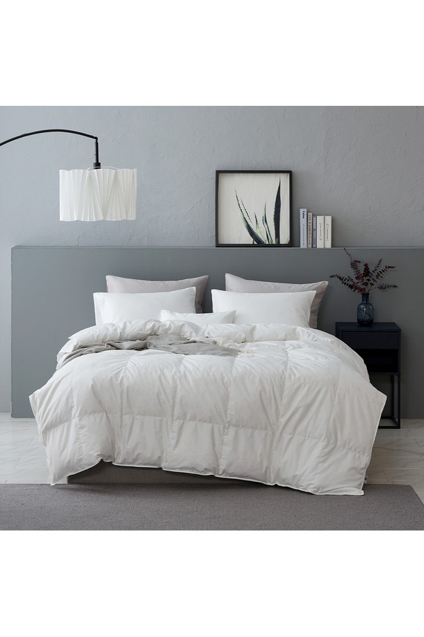 구스온 코지 사계절 구스 호텔 이불 자가드 페이즐 6종 웨딩/혼수/이사 풀 패키지 LK는 호텔 침구 스타일을 집에서도 경험할 수 있도록 디자인되었습니다. 부드러운 촉감의 구스다운 소재와 사계절 사용 가능한 두께로 제작되어 편안한 수면 환경을 제공합니다. 고급스러운 자가드 페이즐 무늬가 돋보이며, 그레이 컬러로 어떤 침실에도 잘 어울립니다. 웨딩, 혼수, 이사를 준비하는 신혼부부 및 이사하는 분들을 위한 풀세트 구성으로 편리함을 더했습니다. 6종 세트로 구성되어 실용적이며, 럭셔리한 침실 분위기를 연출합니다.
