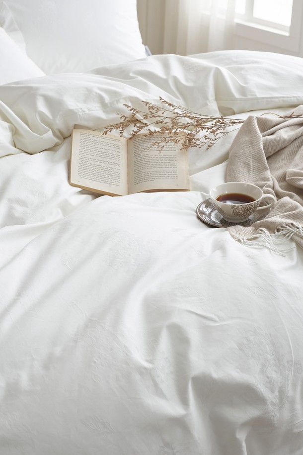 구스온 호텔 자가드 60수 샤틴면 페이즐 이불커버세트 K는 고급 호텔식 디자인의 킹사이즈 이불커버와 베개커버로 구성되어 있습니다. 화이트 컬러의 60수 샤틴면 소재에 페이즐리 자가드 패턴이 더해져 심플하면서도 우아한 침실 분위기를 연출합니다. 프리미엄 구스다운 침구와 함께 사용하면 더욱 포근하며, 고품질 부직포 보관가방이 포함되어 있어 편리하게 보관할 수 있습니다.
