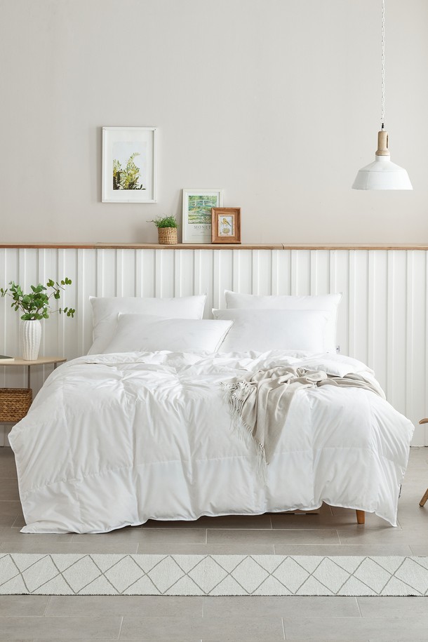 폴란드산 구스다운 70%와 깃털 30% 충전재로 채워진 간절기용 구스이불 세트입니다. 부드러운 촉감의 60수 면 100% 원단에 화이트 컬러와 페이즐리 무늬가 고급스러운 분위기를 더하며, 흡습 및 통기성이 우수하여 쾌적한 잠자리를 제공합니다. 이불커버, 이불솜, 베개커버로 구성되었으며, 3D 퀼팅 및 호텔식 베개커버 디자인, 고밀도 스티칭과 통기성 시스템으로 편안함과 실용성을 모두 갖췄습니다.
