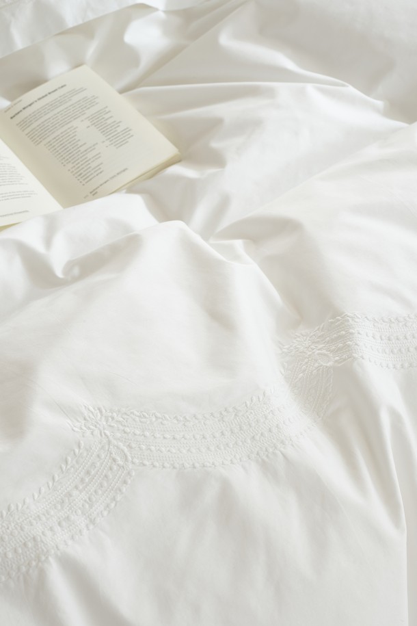 폴란드 썸머구스 이불과 화이트 컬러의 에이프릴 면/극세사 이불커버 세트입니다. 구스다운 70%와 구스페더 30% 충전재로 흡습, 통기, 보온 기능이 뛰어나 사계절 내내 쾌적하게 사용할 수 있으며, 특히 여름에 얇고 부드러운 촉감으로 시원하게 덮을 수 있습니다. 호텔식 버튼 여밈, 12개 이불 고정끈, 3D 퀼팅, 메쉬 분할, 인치당 14스티치 등 디테일까지 신경 쓴 제품으로, 8단계 세척 공정을 거쳐 위생적이며 싱글, 퀸, 킹 사이즈로 만나보실 수 있습니다.
