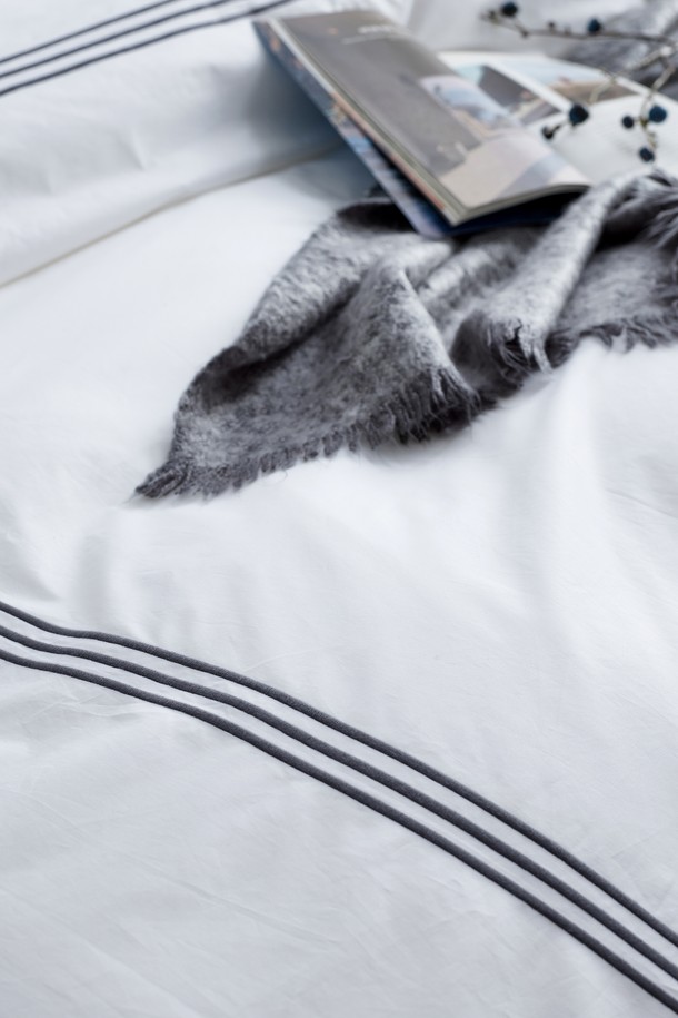 폴란드 썸머구스+캐드미오 차콜 이불커버세트 K는 구스다운과 구스페더로 충전되어 뛰어난 보온성을 자랑하며, 면과 극세사 소재로 부드러운 촉감을 제공합니다. 화이트와 차콜 컬러의 조합, 트리플 라인 자수 패턴은 호텔식 침구 스타일을 연출하며, 12개의 이불 타이와 호텔식 봉투형 베개커버 디테일이 돋보입니다. 얇은 두께와 흡습, 통기 기능으로 사계절 내내 쾌적한 수면 환경을 선사하는 이 제품은 이불커버와 베개커버로 구성되어 있습니다.
