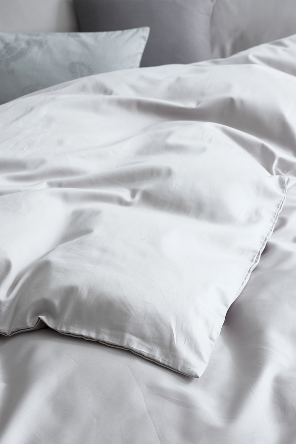 폴란드 썸머구스다운과 구스페더 70:30 비율로 채워진 이불솜과 60수 면 소재의 그레이 색상 커버 세트(S)입니다. 흡습, 방습, 항균 기능과 뛰어난 통기성으로 쾌적한 수면 환경을 제공하며, 여름용 두께로 사계절 내내 사용 가능합니다. 호텔식 디자인에 12개 타이, 지퍼형, 박스 스티치, 메쉬 디바이더 등 디테일을 더했습니다.
