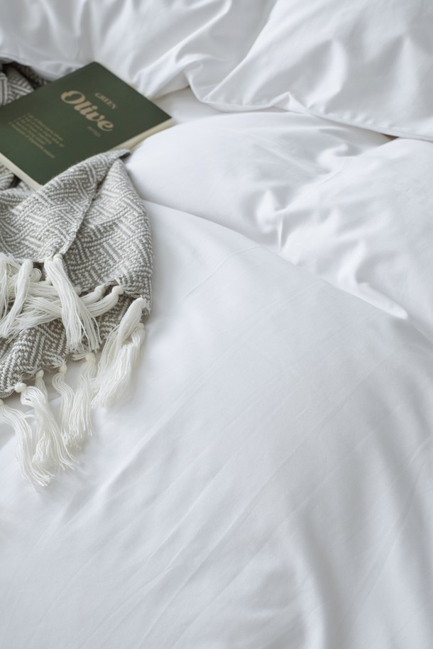 폴란드 썸머구스 깃털과 60수면으로 제작된 화이트 색상의 킹 사이즈 호텔식 침구 커버 세트입니다. 얇고 부드러운 면, 구스다운, 극세사 소재로 흡습, 통기, 보온, 경량의 기능성을 갖추었으며, 여름철에도 쾌적한 수면 환경을 제공합니다. 이불커버와 베개커버로 구성되었으며, 지퍼형 디자인, 3D 퀼팅, 12개의 타이, 메쉬 분할 구조가 특징이며 세탁기와 건조기 사용이 가능합니다.
