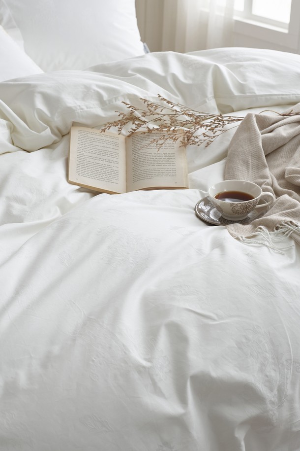 폴란드 썸머구스+페이즐 화이트 60수 이불커버세트 S는 60수 고밀도 면 원단으로 제작되어 부드러운 촉감을 자랑하며, 흡습, 통기, 보온 기능이 뛰어나 봄, 여름, 가을에 쾌적하게 사용할 수 있습니다. 화이트 컬러 바탕에 페이즐리 패턴이 돋보이며, 이불커버, 베개커버로 구성되어 있습니다. 12개의 이불 고정끈, 지퍼 여밈, 호텔식 봉투형 베개커버, 3D 퀼팅 구조, 인치당 14바늘 스티치 등의 특징을 갖추고 있습니다.
