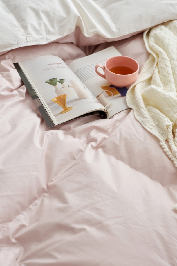 구스온 아이비 순면 구스 차렵이불세트는 S 사이즈의 사계절용 침구 세트입니다. 아이보리 또는 핑크 색상의 무지 패턴으로, 순면 소재와 구스다운 충전재를 사용하여 보온성을 높였습니다. 이불과 베개커버로 구성되어 있으며, 차렵이불 형태로 제작되어 간편하게 사용할 수 있습니다.
