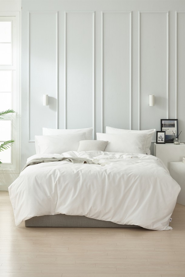 구스온 초경량 폴란드 간절기 호텔 구스이불 풀세트 S는 면과 폴란드산 구스다운으로 제작되어 부드러운 촉감과 뛰어난 보온성을 제공합니다. 화이트 색상의 무지 패턴으로 모던하고 미니멀한 침실 분위기를 연출하며, 싱글 사이즈의 이불, 베개, 커버 세트로 구성되어 있습니다. 특히 초경량으로 제작되어 간절기에 포근하고 편안하게 사용할 수 있는 호텔식 침구입니다.
