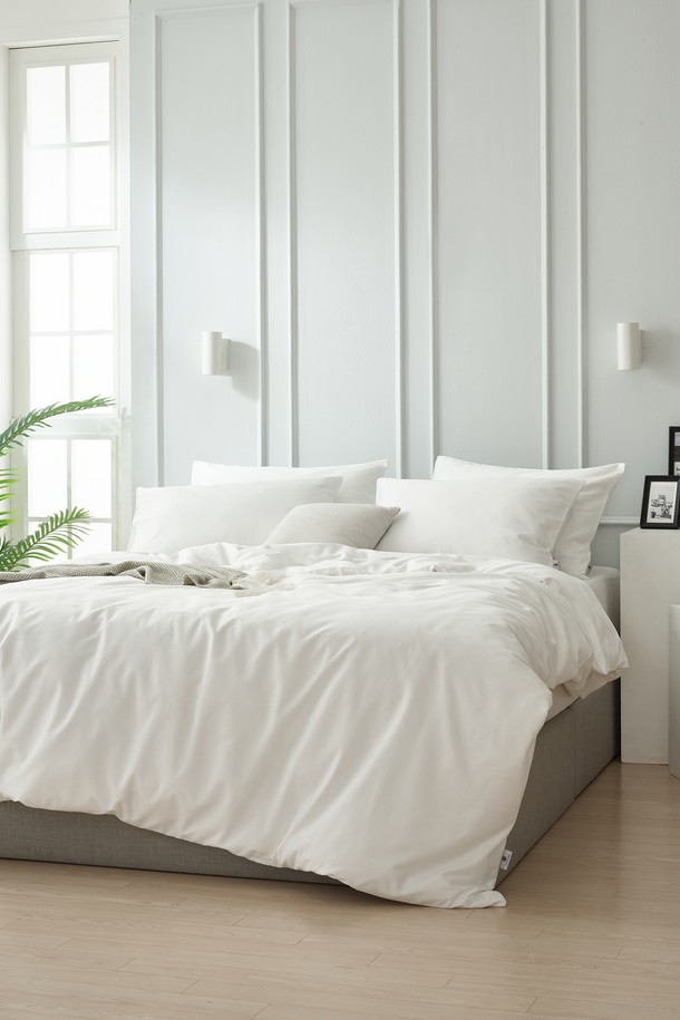 구스온 초경량 폴란드 썸머 구스이불 풀세트 K는 여름철 침실에서 일상적으로 사용하기 좋은 킹사이즈 이불세트입니다. 폴란드산 구스다운 소재로 제작되어 가볍고 보온성이 뛰어나며, 무지 화이트 패턴이 특징입니다. 이불과 베개로 구성된 본 세트는 초경량으로 쾌적한 수면 환경을 제공합니다.
