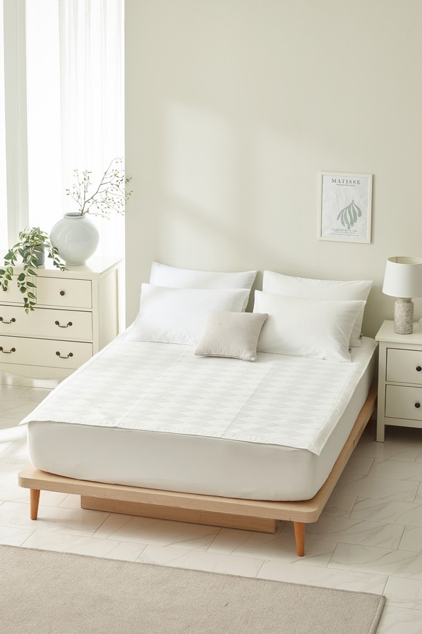 화이트 색상의 듀라론 쿨링 여름 냉감패드와 폴란드 썸머구스이불 세트는 K 사이즈 침대에 적합하며, 폴리에스터와 구스다운 소재로 제작되어 여름철 쾌적한 침실 환경을 제공합니다. 구스다운 70%와 구스페더 30%의 비율, 350g의 충전량으로 이루어진 이 이불 세트는 냉감, 통기성, 온도 조절, 수분 조절 기능을 갖추고 있으며, 고밀도 경량 원단과 3D 퀼팅 구조로 제작되어 포근함과 쾌적함을 동시에 느낄 수 있습니다. 12개의 이불 고정 고리, 메쉬 분리막, 호텔식 디자인이 적용되었으며, 드라이클리닝을 권장합니다.
