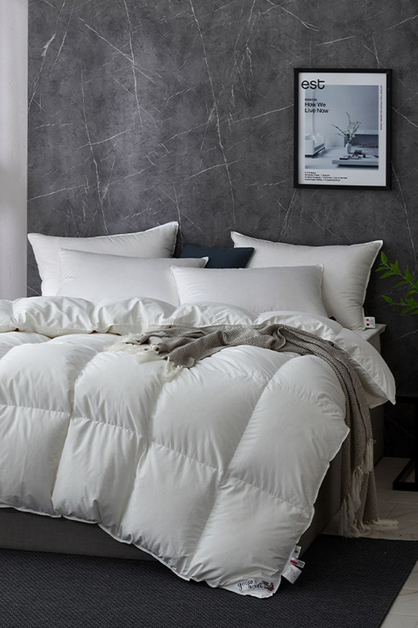 구스온 세미마이크로 폴란드 구스 80 사계절 호텔 이불 Q는 부드러운 세미마이크로 원단으로 제작되어 흡습, 통기, 온도 조절 기능으로 쾌적한 잠자리를 선사합니다. 폴란드 구스다운 80%와 페더 20%의 충전재는 650-700+ 필파워로 우수한 보온성을 제공하며, 사계절 내내 사용할 수 있습니다. 호텔식 심플, 모던 디자인에 3차원 퀼팅, 고밀도 원단, 12개 이불고리, 메쉬 디바이더 등의 특징을 더해 실용성을 높였습니다. 넉넉한 Q 사이즈로 편안하게 사용할 수 있으며, 보관용 가방이 함께 제공됩니다.
