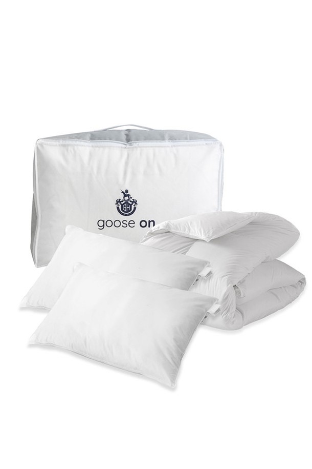 구스온 폴란드 구스70 간절기 이불+구스베개 호텔침구 세트 Q는 포근한 잠자리를 위한 침구 세트입니다. 부드러운 세미마이크로 소재와 쾌적한 간절기용 구스 충전재로 제작되어, 포근하면서도 쾌적한 수면 환경을 제공합니다. 화이트 컬러의 무지 디자인은 어떤 침실에도 잘 어울리는 베이직하고 모던한 스타일을 연출합니다. 구스 이불과 구스 베개로 구성되어 있어, 호텔 침구와 같은 고급스러운 분위기를 선사합니다. 편안한 잠자리를 위한 완벽한 선택입니다.

